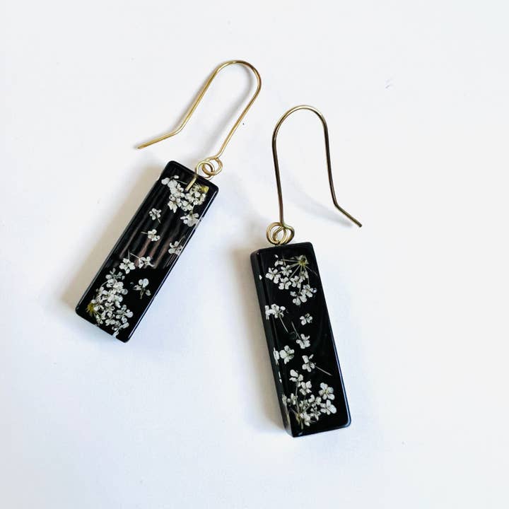 Orecchini Botanical Palito da 30 mm con regina Anna su sfondo nero per la vendita all'ingrosso da parte di Belart Fair Trade