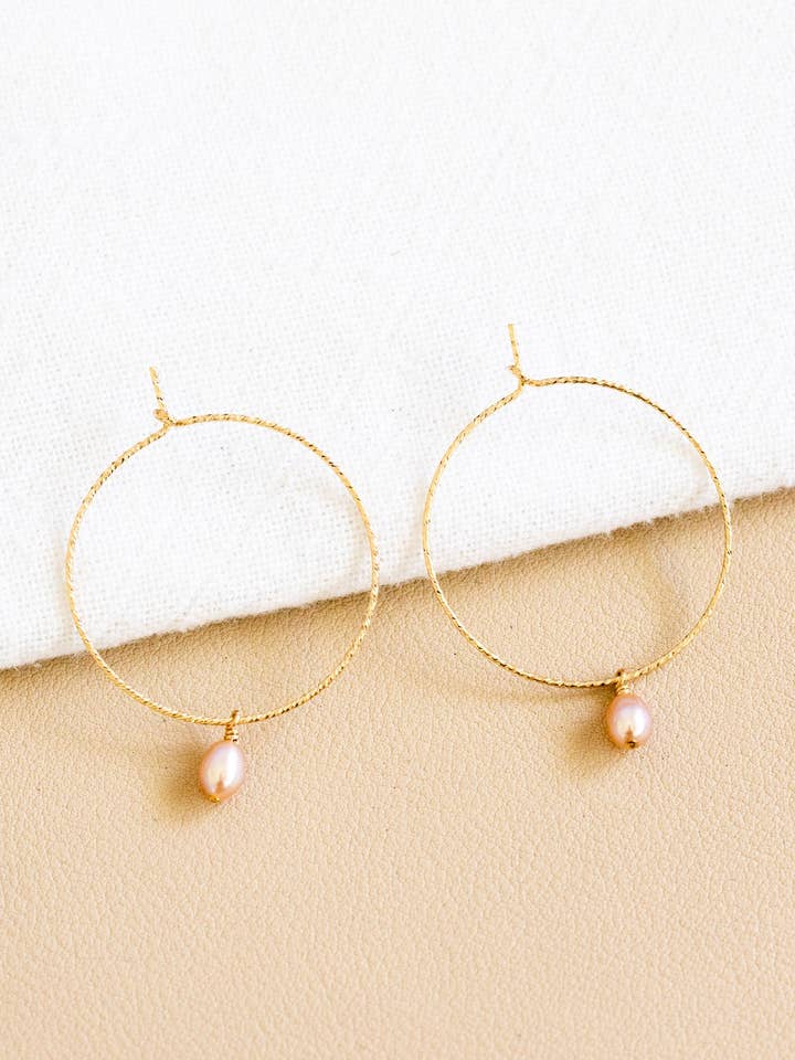 Mini créoles torsadées rose perle 30 mm pour la vente par Laine Honolulu