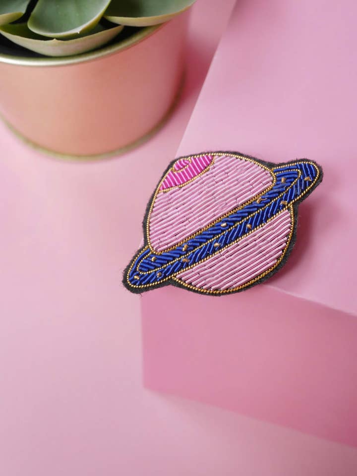 Spilla Planet Boobs - ricamo a mano color mirtillo per la vendita all'ingrosso da parte di MALICIEUSE