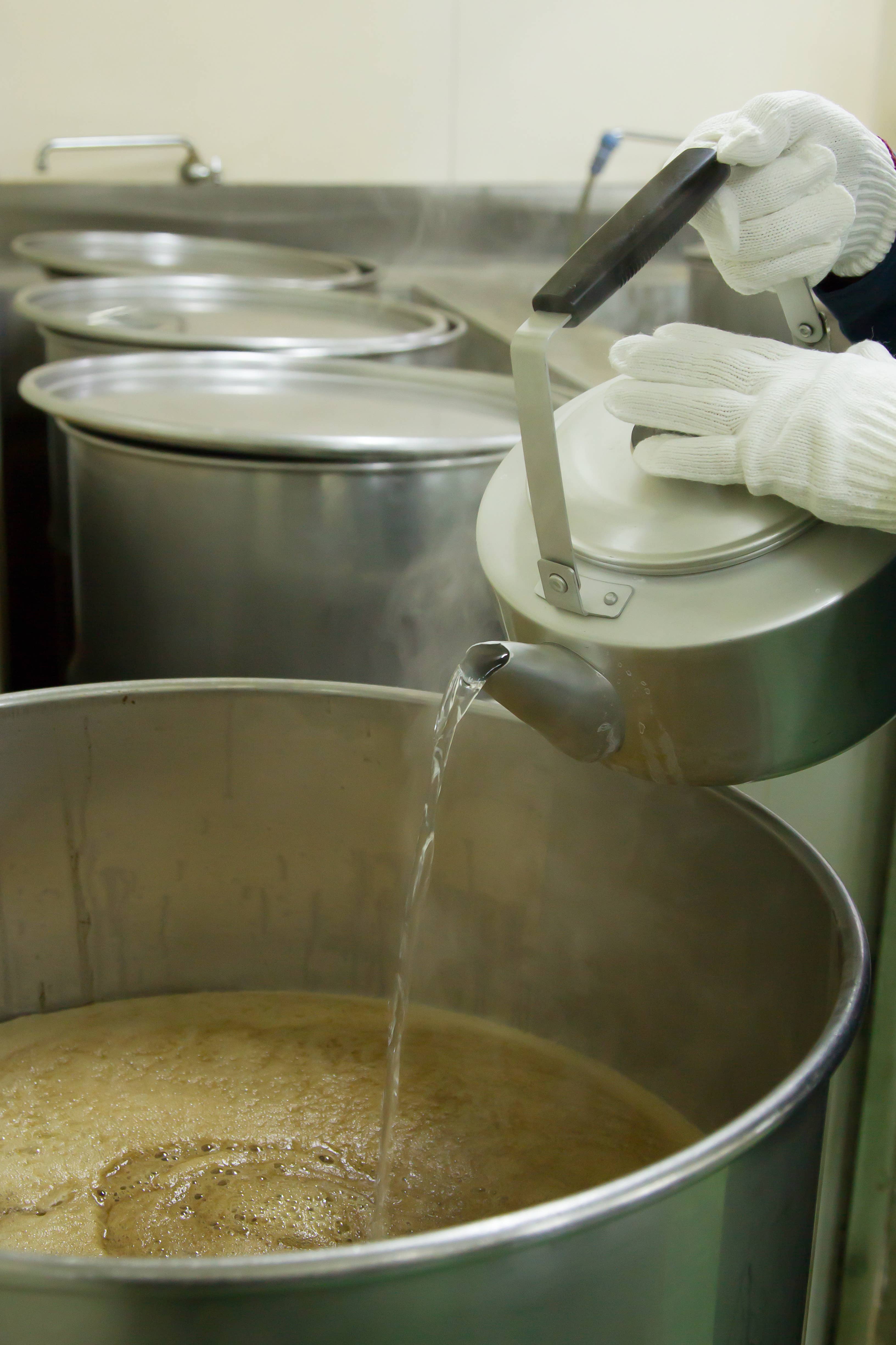 Japan Artisans - Wholesale Hot Sauce - Henko-Sesame hot sauce with takanotsume peppers 60g6