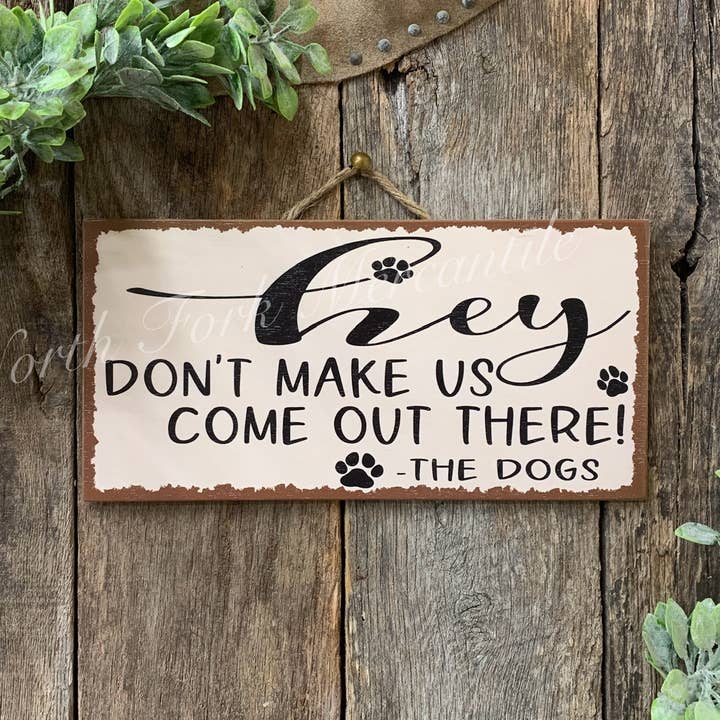 Panneau Hey Don't Make Us Come Out There, décoration pour chien pour la vente par North Fork Mercantile