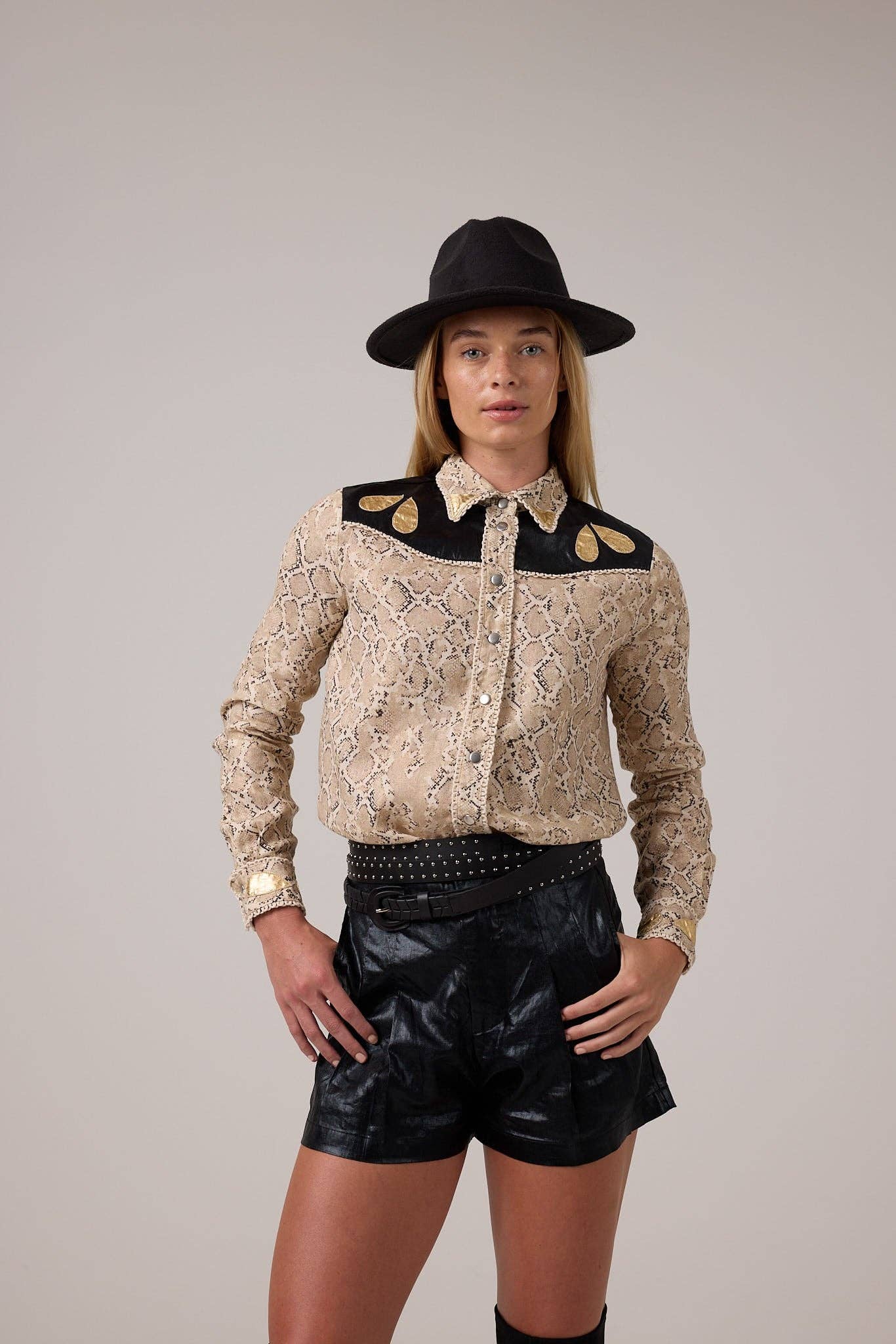Estampado de serpiente con apliques metalizados en negro y dorado Camisa Far West de lino metalizado con estampado de serpiente y apliques metálicos negros y dorados de venta al por mayor en Faire