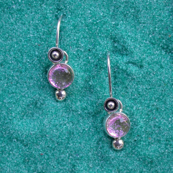 Orecchini in vetro dicroico rosa-verde, argento 925 per la vendita all'ingrosso da parte di Tidepool