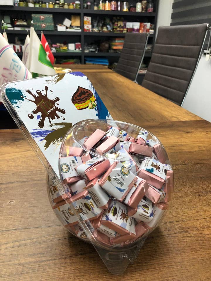 Carrés de chocolat au lait pistache Knafeh gourmet - 14g x 75 unités (présentoir globe) pour la vente par Aladdin