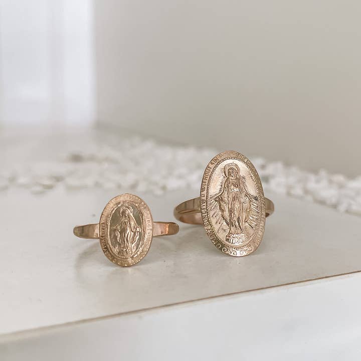 Isabelle Grace Jewelry – Großhandel Cocktail-/Statement-Ring – Wunderbarer Medaillenring mit Mutter Maria7