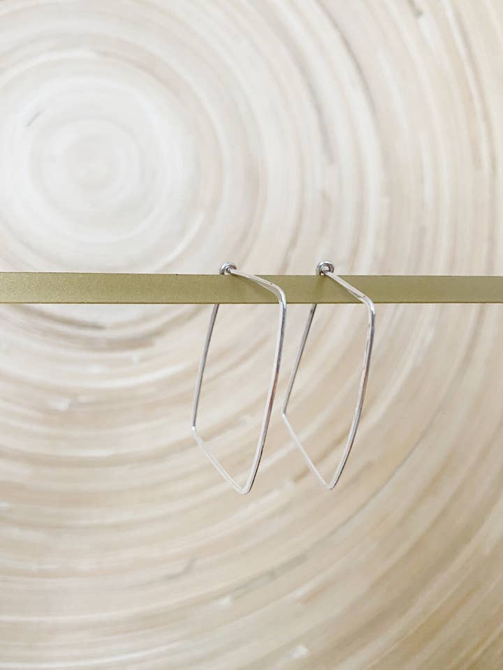 Brincos de argola em prata em forma de mão Dahlia por atacado de Metric Forrest Studio