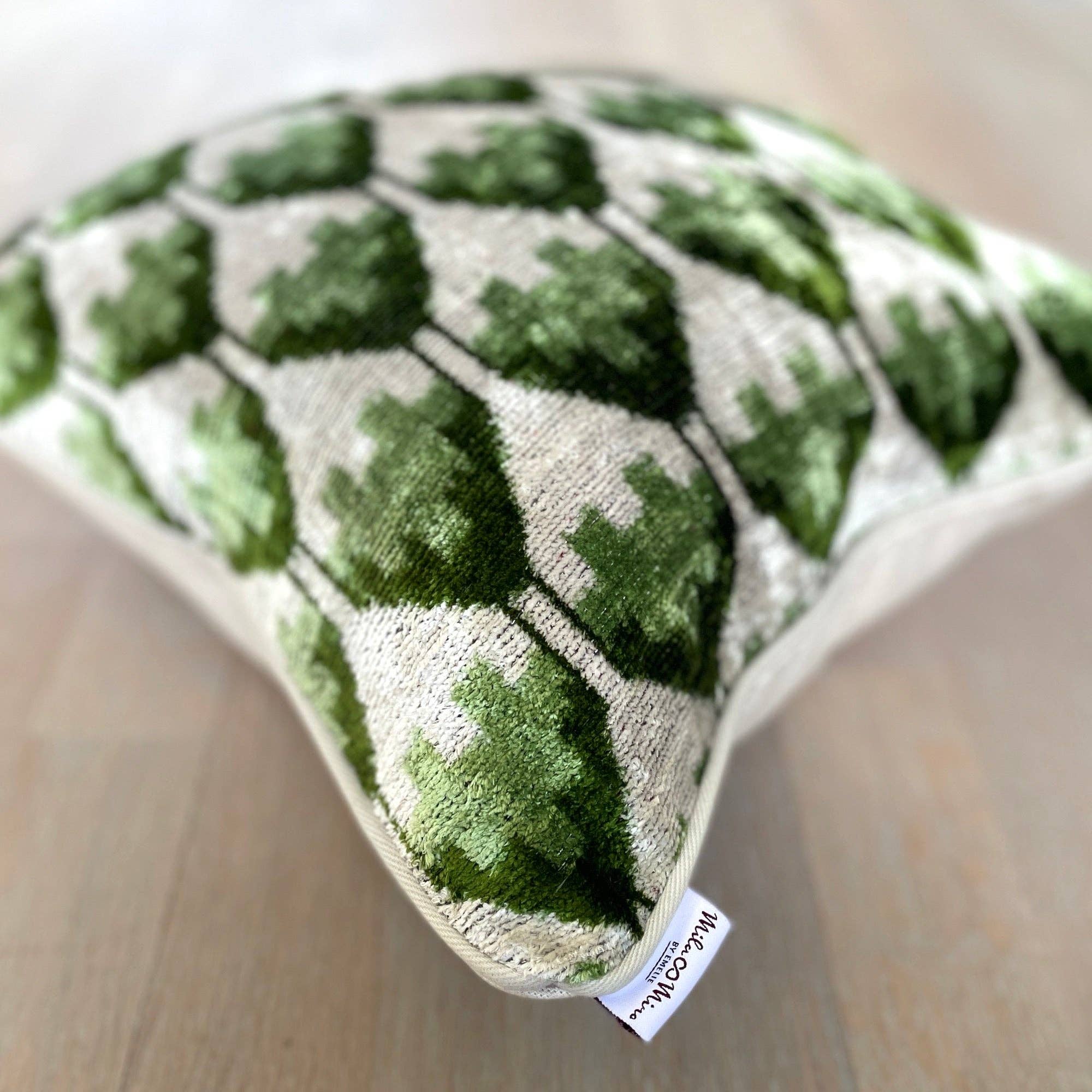 Mila∞Miro by Emelie - Venta al por mayor Funda de cojín - Cojín de Terciopelo Ikat Energía Verde | Almohada de Terciopelo Ikat Energía Verde1