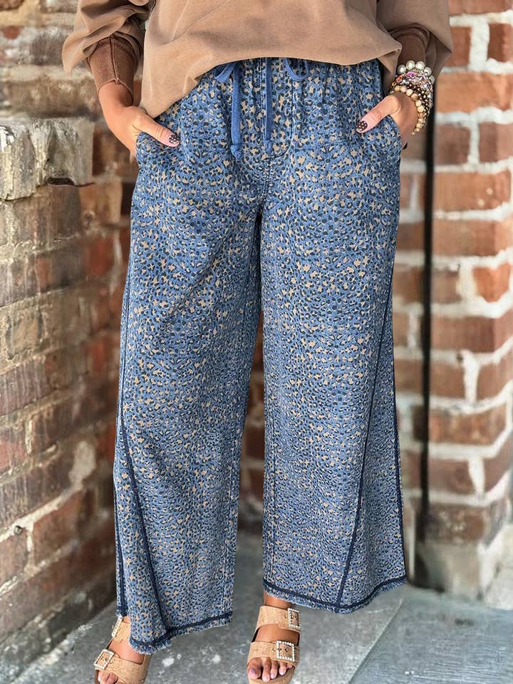 Jean large à imprimé léopard avec coutures apparentes et cordon de serrage. pour la vente par 66DISCO