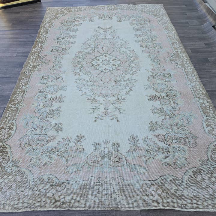 Tapis turc vintage 6x9, rose neutre, marron crème, //5,80 x 9,50 pieds pour la vente par MesopotamiaRugs