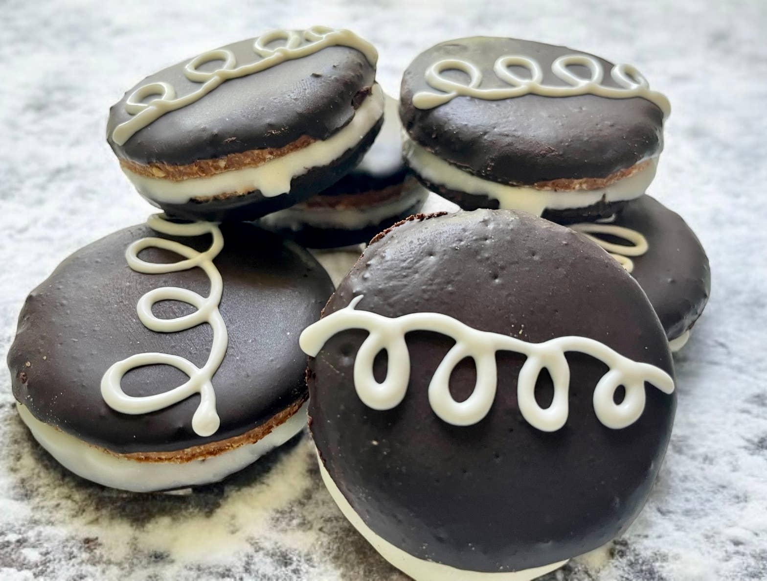 YumYum4DOGS - Wholesale Pet Treats - Dog - Woofie Pie Sandwich dog treats1