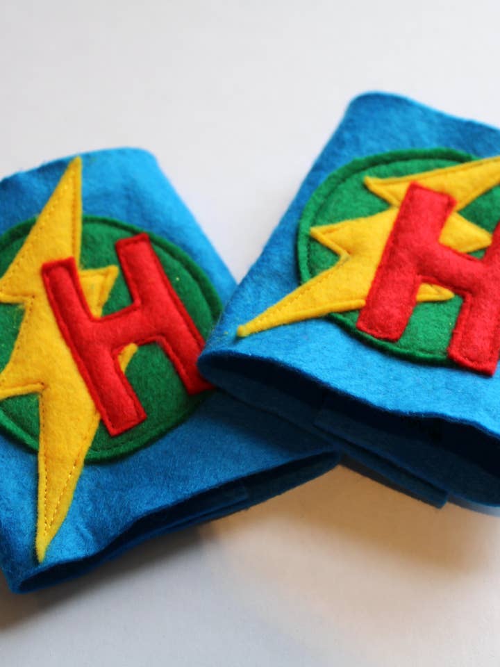 Brazaletes de superhéroe para niños con inicial para venta al por mayor de The Flat Of Kat