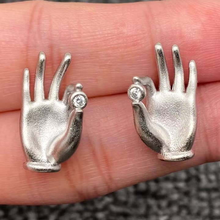 Indlagte CZ Sølvfarvede Buddhismens Hånd Ørestikker for engroshandel hos Mio Queena