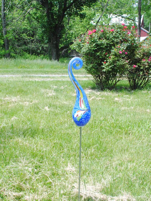 Escultura de Jardim Pequena em Laço - Azul Multicor por atacado de WGK Glass Art Inc