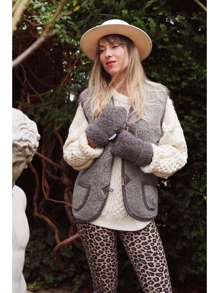 We Are Wovens - Wholesale Outerwear Vest - Women's - Wollen bodywarmer - Black Tea