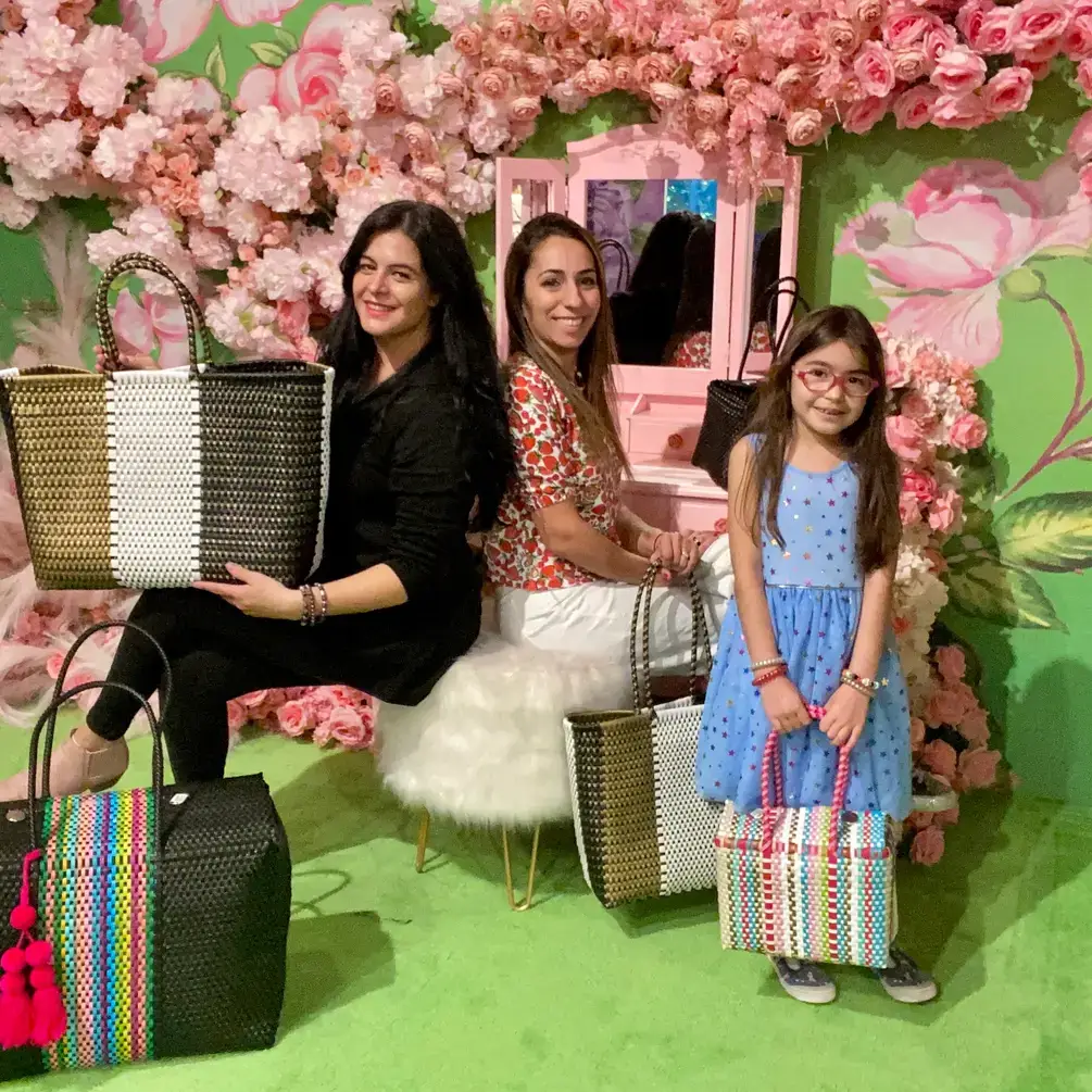 The Faria - Vente Sac de plage - Sacs de plage en plastique recyclé tissés à la main noirs, blancs et dorés  7