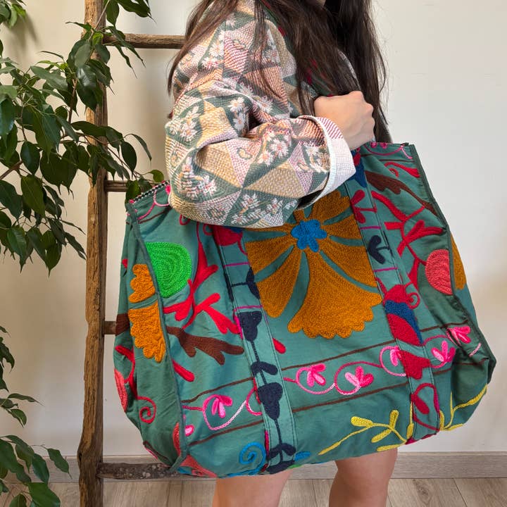 Maison Lilo - Vendita all'ingrosso Borsa tote - Donna - Grande borsa in cotone Capri Kaki, ricamata Suzani, foderata in cotone1