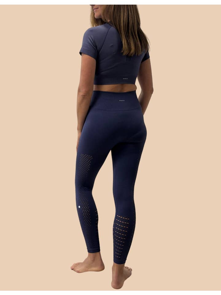 Anaissa - Wholesale Sport-/loungelegging - Dames - Naadloze compressiebroek met opengewerkte details, Naya12