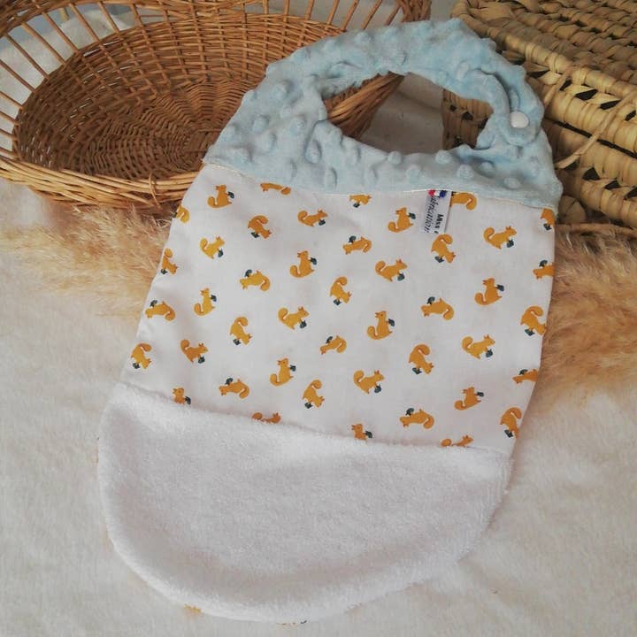 Bavoir moyen-écureuil pour la vente par Miss et Cie