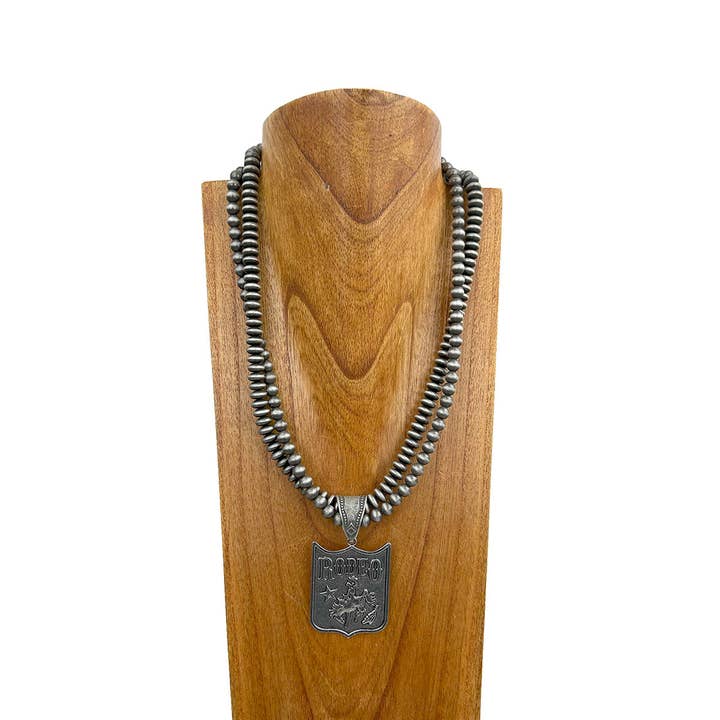 NKY250121-75 Collar de cadena de 24 pulgadas con cuentas de perlas navajas dobles plateadas y colgante de metal plateado de rodeo para venta al por mayor de Western Elite Jewelry