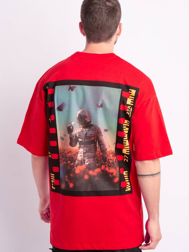 T-shirt Coupe Ample avec Imprimés "Universal Beauty" Rouge pour la vente par AARHON