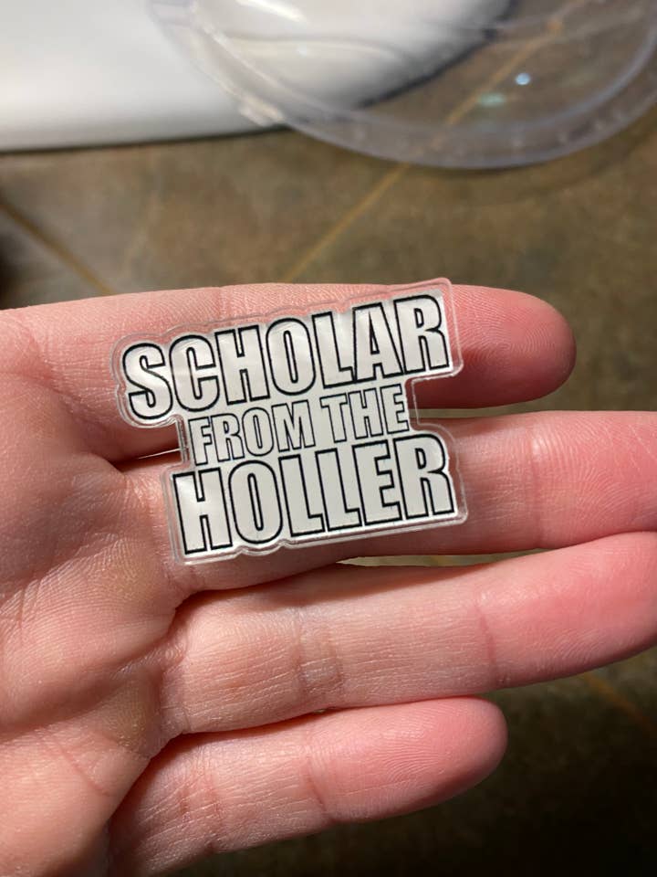 Studioso di Holler Pin: Appalachia, Mountains, Holler per la vendita all'ingrosso da parte di Carolina Pine Prints