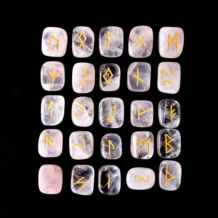 Set di Rune Futhark | Quarzo Rosa | Pietre Runiche | Cristalli Runici e ulteriori Risultati per pietre e cristalli all'ingrosso. Resi gratuiti e termini di pagamento a 60 giorni su Faire in tendenza su Faire.