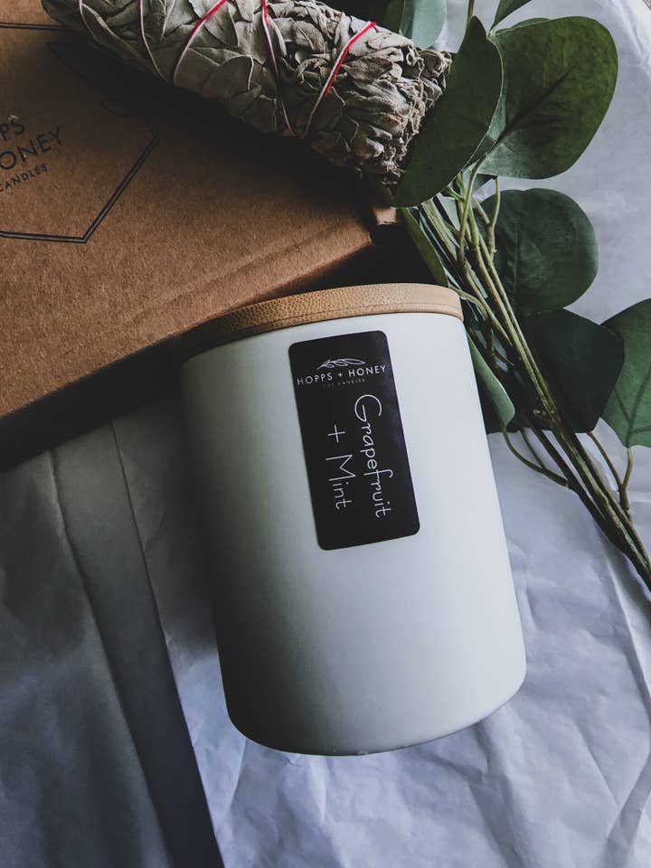 Bougie moderne en cire de soja au pamplemousse et à la menthe pour la vente par Hopps and Honey