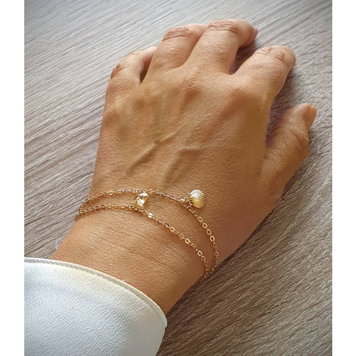 DIGE DESIGNS - Venta al por mayor Pulseras de abalorios/colgantes - Pulsera de conchas marinas de doble cadena con mariposa de cristal amarillo