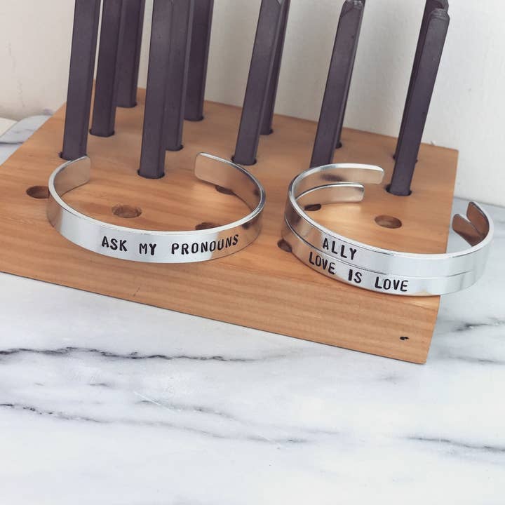 Black Tied – Engroshandel Manchetarmbånd – Kærlighed er kærlighed armbånd | LGBT Pride Allieret2