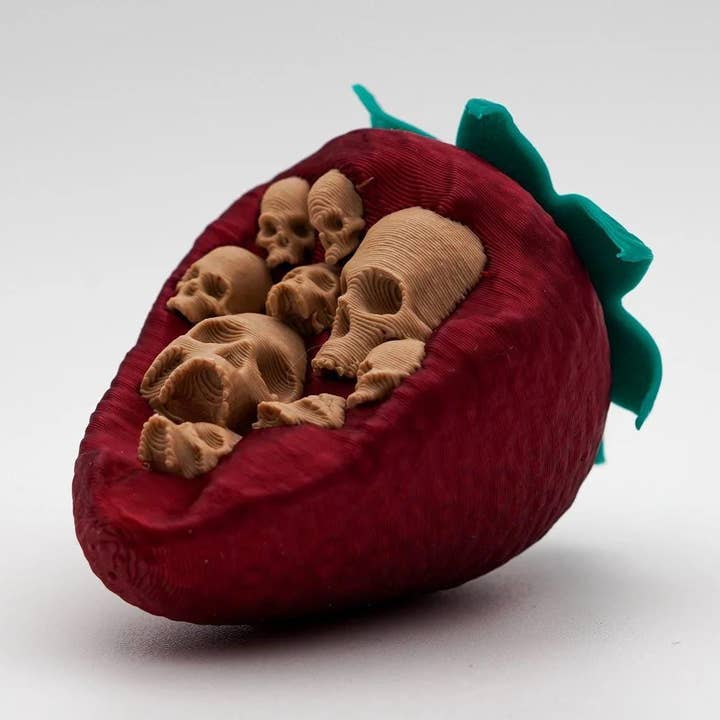 Fraise interdite pour la vente par Sumptuous Scull Styles LLC