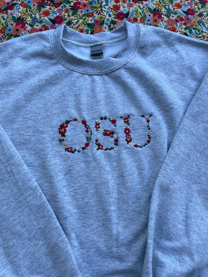 T-shirt o girocollo floreale ricamato della Ohio State University per la vendita all'ingrosso da parte di Splendid Threads Co