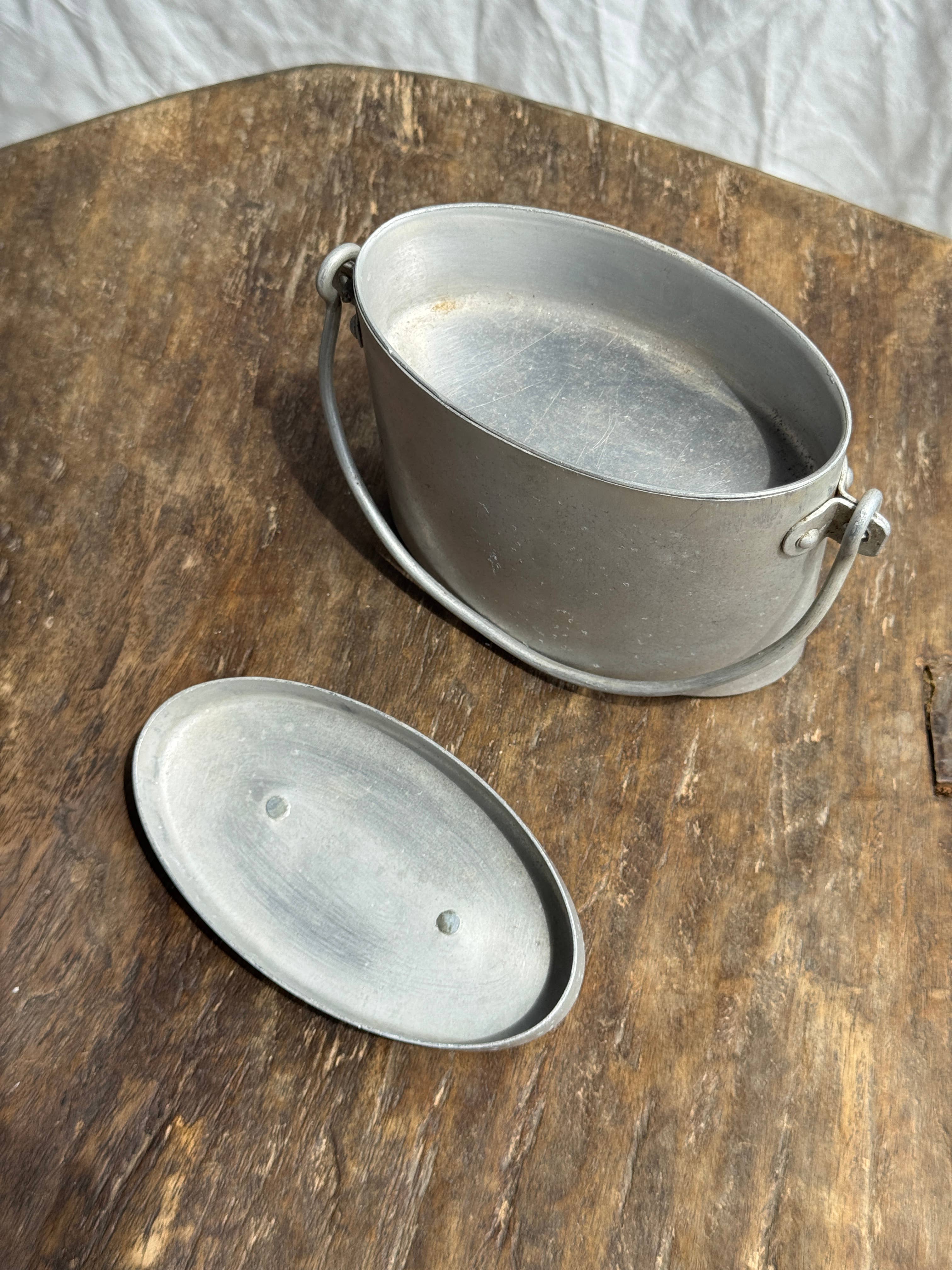 Office Objets – wholesale Prydnadslåda – Liten vintage oval matlåda med handtag och fack2
