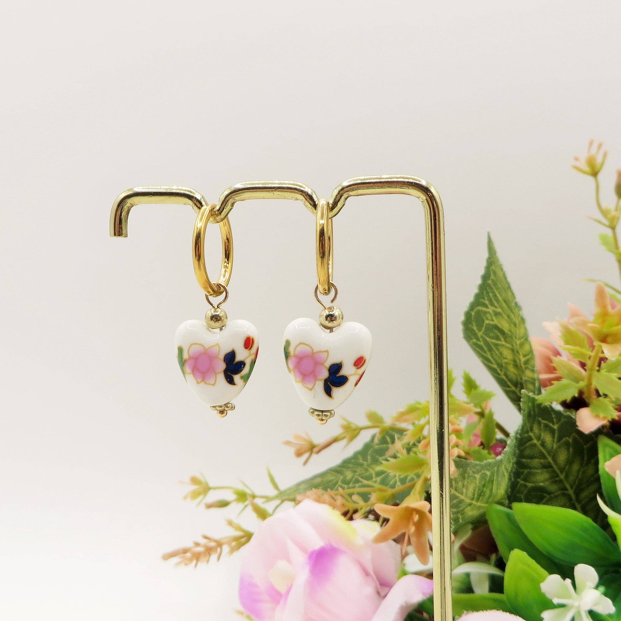 Daemon srls - Vendita all'ingrosso Orecchini pendenti - IRIS Baroque Majolica - Paio di orecchini a cerchio con cuore in maiolica barocca in acciaio inossidabile2