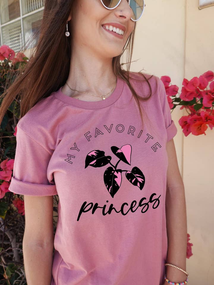 Philodendron roze prinses-plantenshirt voor wholesale door Mellow Monkey Shop LLC