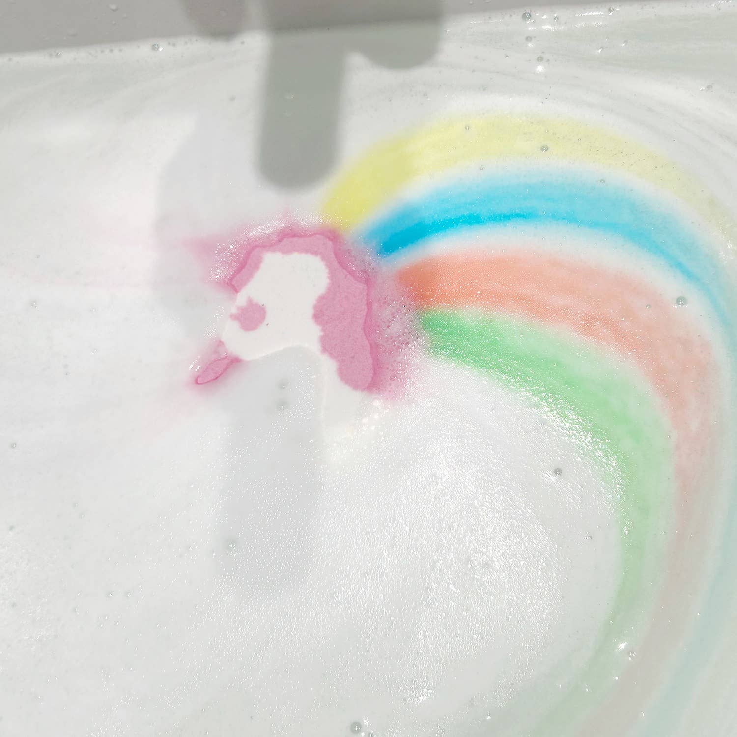 FRENCH TENDANCE – Engroshandel Badekugle – 150 g badebombe med enhjørning og regnbueeffekt - Jordbærduft2