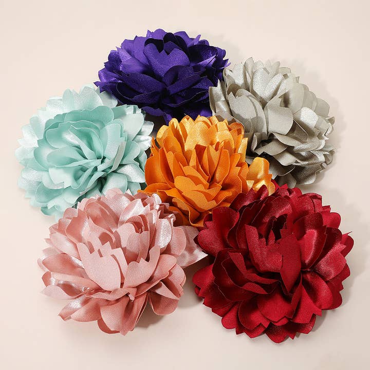 Spilla / Fermaglio per Capelli in Raso con Fiore Oversize a Sbalzo per la vendita all'ingrosso da parte di Sensibling Corp.