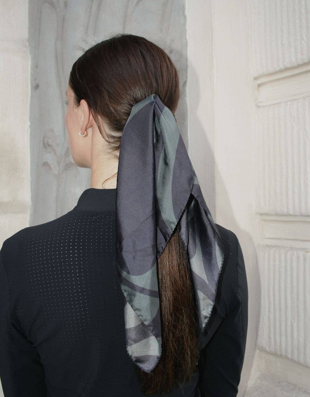 Black Monogram Silkeshalsduk Svart för wholesale på Faire3