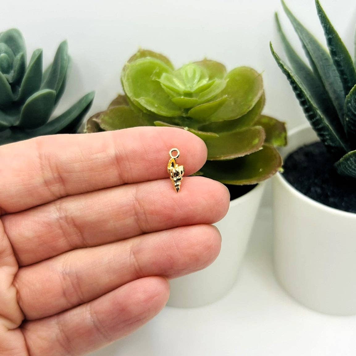 Guerrilla Charm - Wholesale Individual Charm/Pendant - 18k Gold Conch Shell Charm, 12x5 mm3