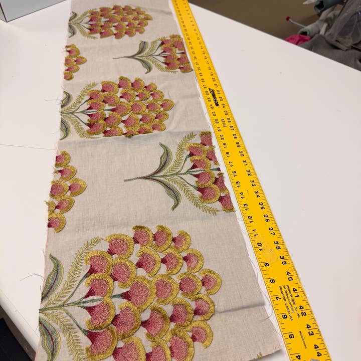 Remanente :: Aurelia en Natural de Schumacher, 11” x 44” para venta al por mayor de Wheaton Whaley Home