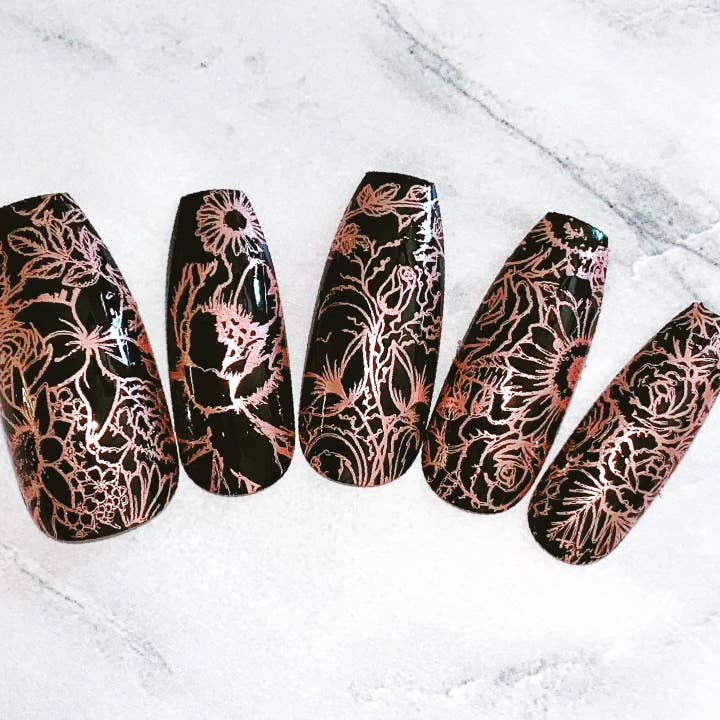 Space Witch Nails – wholesale Lösnaglar – Nahuange-inspirerade Rose Gold Svart Blommig Rosegold naglar