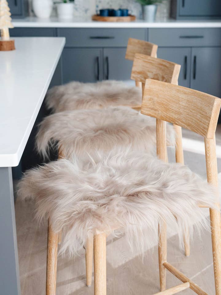 Coussin de chaise en peau de mouton islandaise nude pour la vente par Black Sheep (White Light)