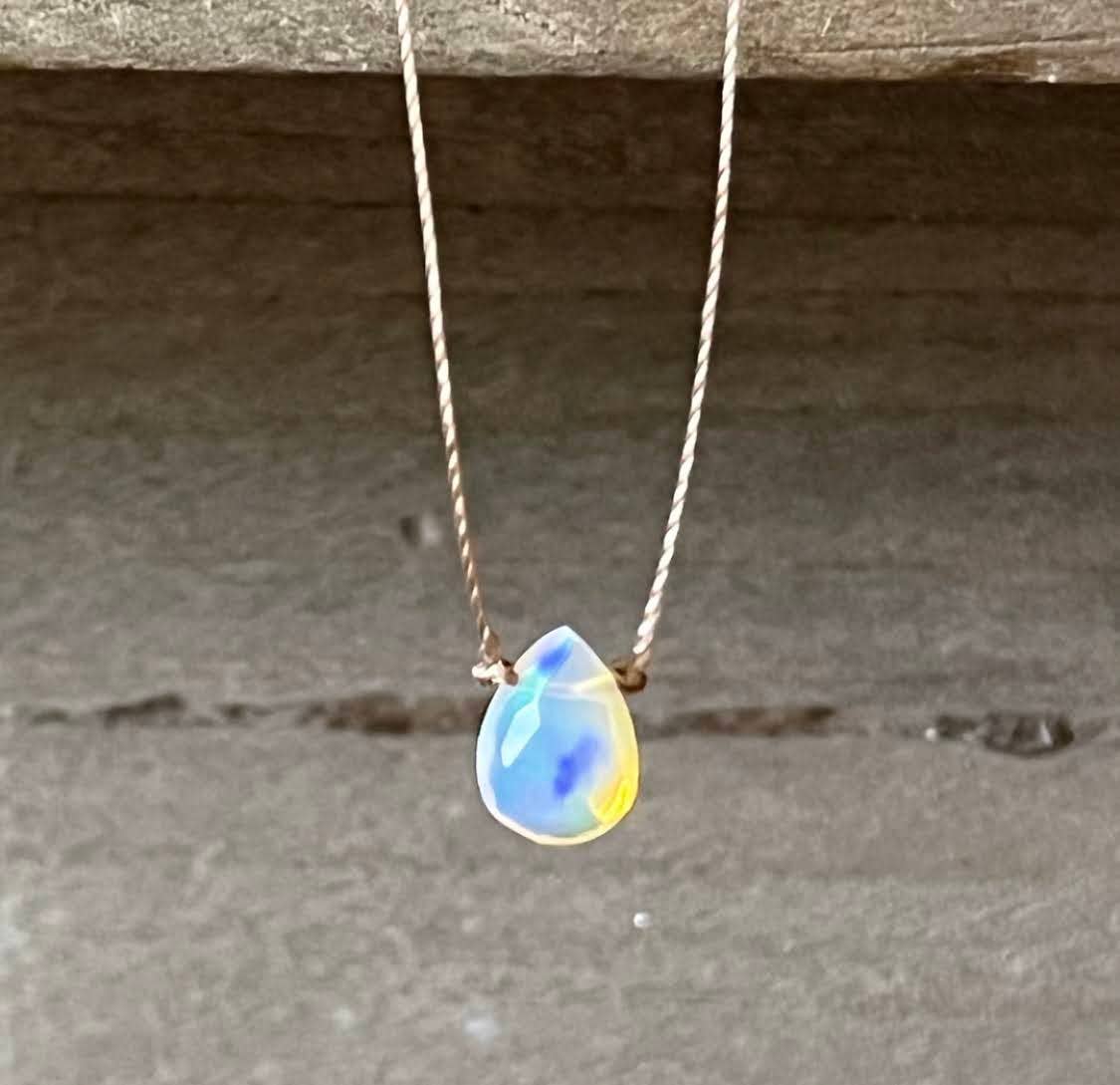 Merelani Designs – Großhandel Kette mit Anhänger/Charm – Ethiopischer Opal Kettenanhänger mit kleinem facettiertem Tropfen1