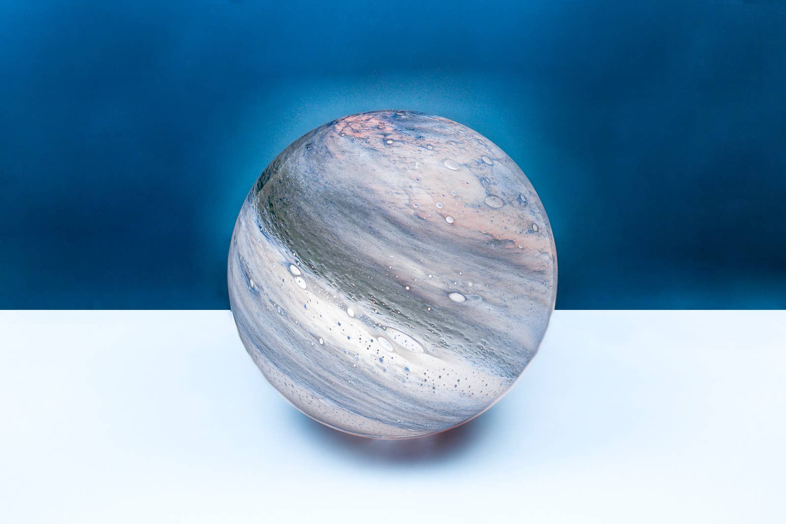 L. GLOW Home – wholesale Accent/desk lamp – Cloudy Ocean Round Glass Lamp 28cm 2