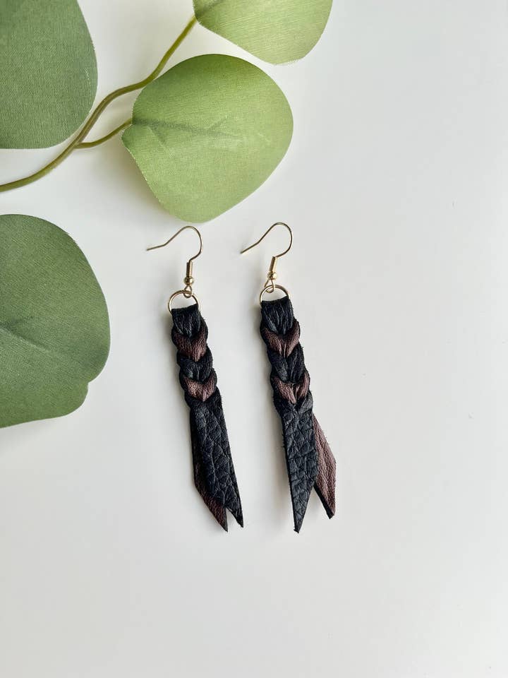 Schwarze, braune geflochtene Lederohrringe, Quastenohrring für den Großhandel von Mountain Marigold Jewelry