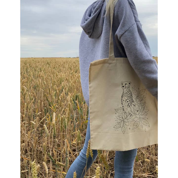 Sac fourre-tout en coton naturel Leopard & Flowers pour la vente par Jodie Moulson Art & Design