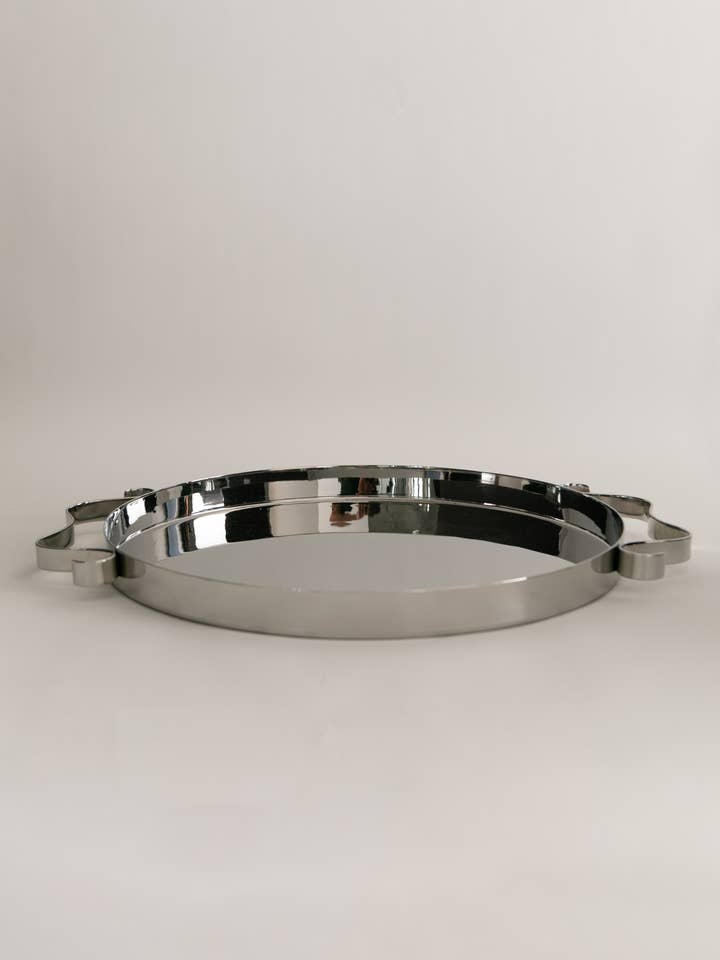 Plateau de service en acier inoxydable poli miroir avec poignées ondulées pour la vente par Sophie Lou Jacobsen