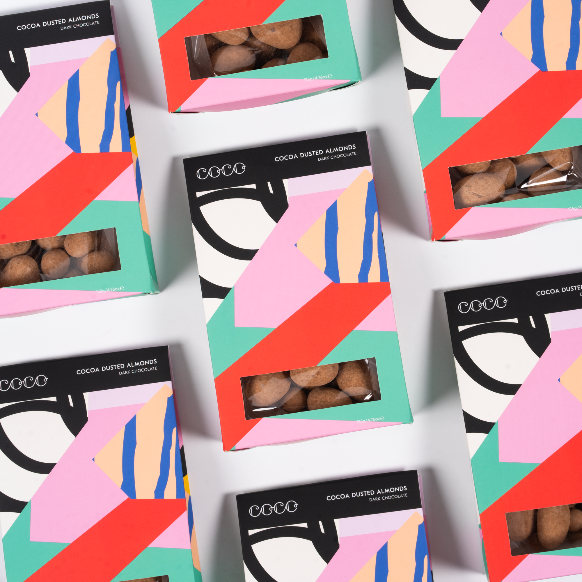 COCO Chocolatier [No duties when shipping to US!] - Vendita all'ingrosso Dolci ricoperti di cioccolato - Mandorle spolverate di cacao, scure, 135 g (confezione da 12)1