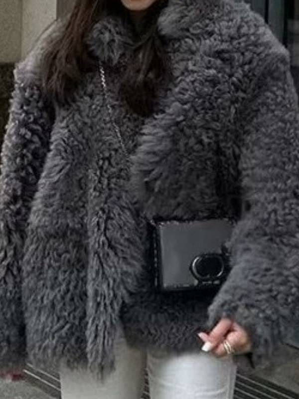 Veste surdimensionnée en fausse fourrure à texture douce pour la vente par Fleurworld