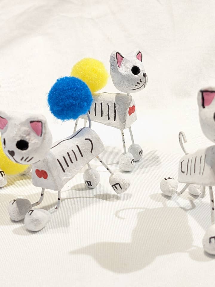 Medium Clay Cats for wholesale by Camino TX