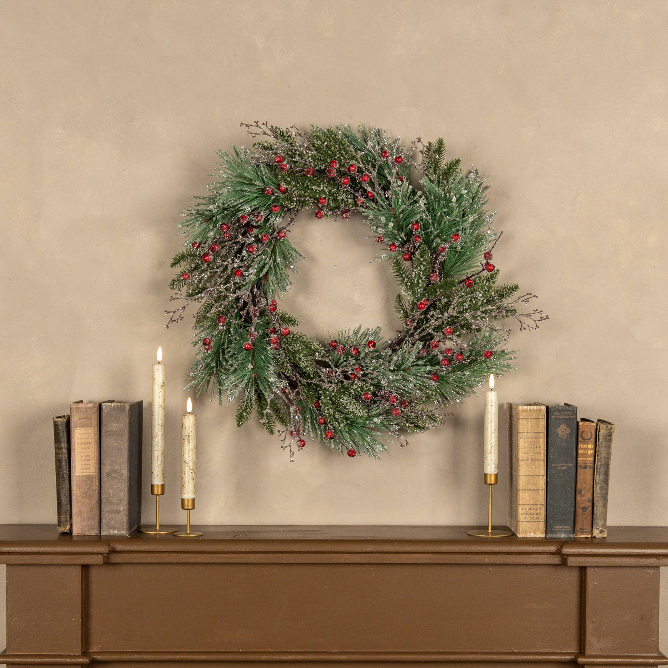 Ragon House - Wholesale Krans - 24" IJZIGE GEMENGDE DENNEN- EN RODE BESSENKRANS0